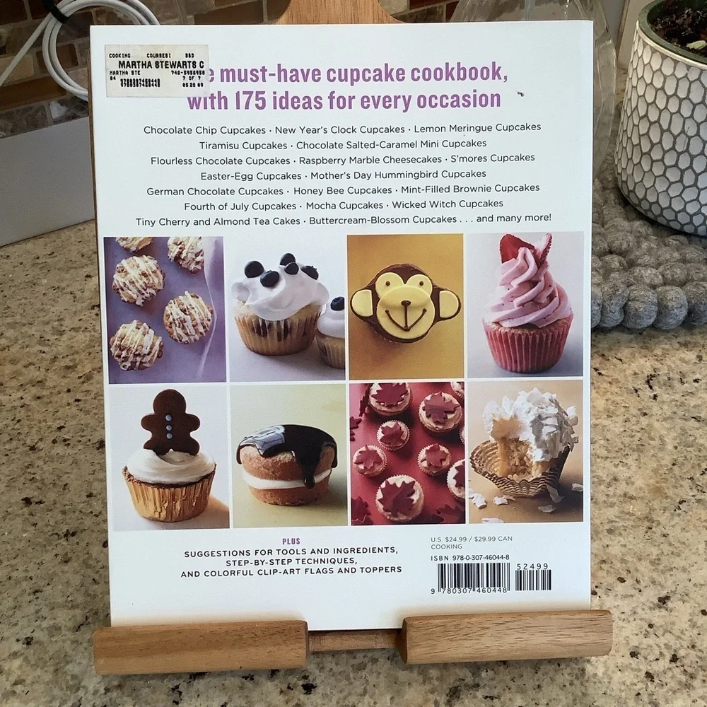 Martha Stewart's Cupcakes Book - Soft Cover